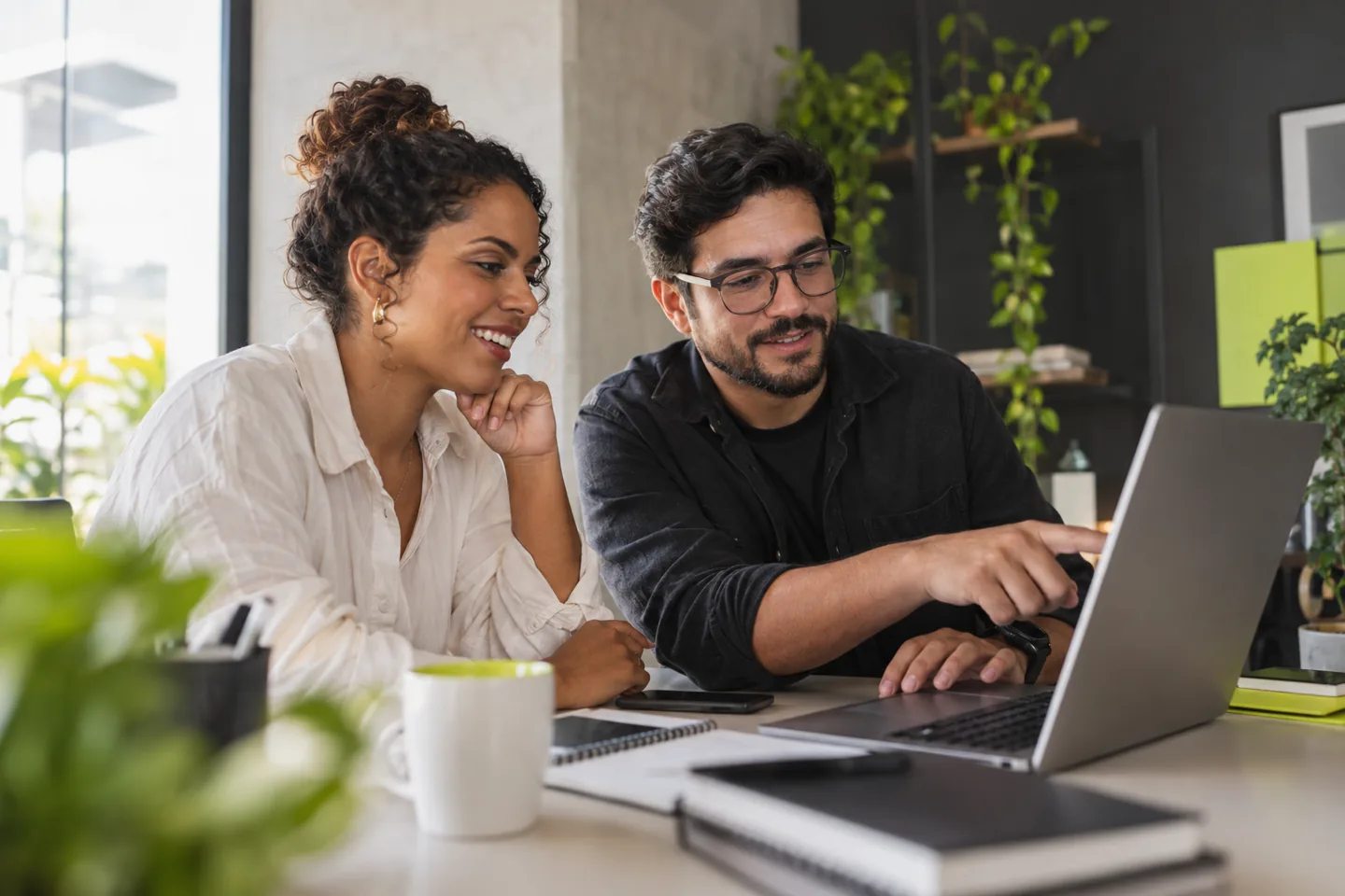Profissionais analisando uma solução digital em um computador.